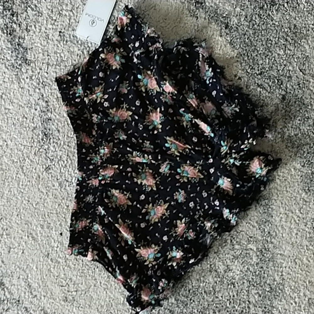 Volcom Floral Shorts Size Small NWT